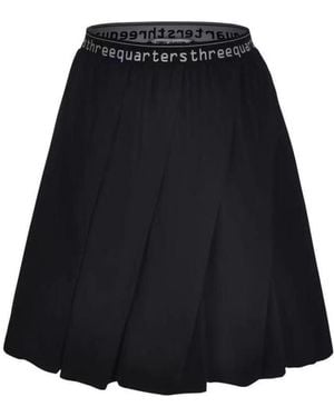 THREE QUARTERS Letter Logo Pleated Skirt - Black