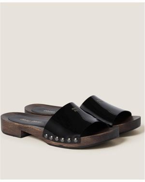 Miu Miu Patent leather clogs 関税込 ミュウミュウのスリッパ Miu Miu Patent Leather Clogs in Black | Lyst