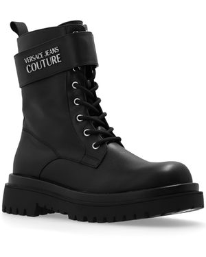 【関税込み】Versace Jeans Couture ブラック Flair ブーツ Versace Jeans Couture バロックバックル ブーツ | ブラック