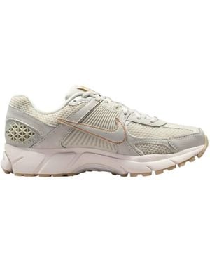 Nike Zoom Vomero 5 Low Top Sneakers - Gray