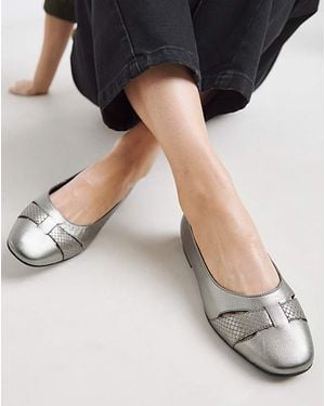 Heavenly Soles Cut Out Detail Ballerina Wide - Black