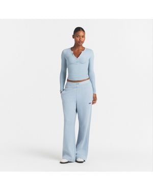 Skims Double Waistband Pants With Embossed Logo - Blue
