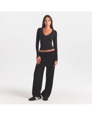 Skims Straight Leg Pants With Embossed Logo - Black