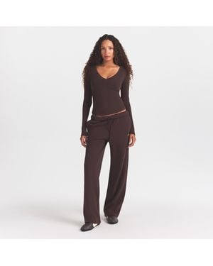 Skims Straight Leg Pants With Embossed Logo - Brown