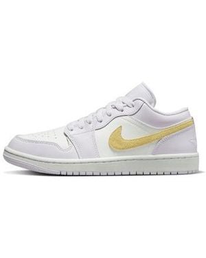 Nike Baskets basses 1 Low Barely Grape - Blanc