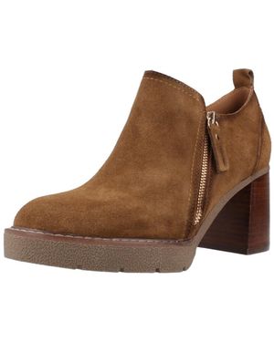 Carmela Laarzen 16186001C - Bruin