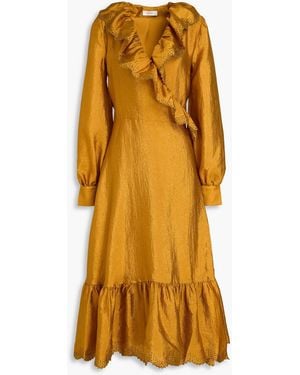 Stine Goya Midi-wickelkleid aus glänzendem crêpe mit rüschen und stickereien - Gelb