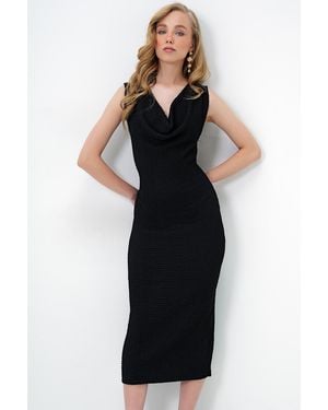 Trend Alaçatı Stili Schwarzes, Ärmelloses Sommerkleid Aus Gewickeltem Stoff Mit Dekolleté-Ausschnitt Für Damen