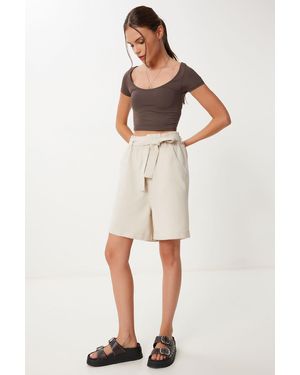 Happiness İstanbul Cremefarbene City-Boy-Leinen-Shorts Mit Gürtel Für Damen - Natur