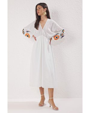 Trendyol Weißes, Mit Blumen Besticktes, Gewebtes Midi-Kleid Für Damen - Pink