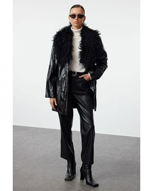 Trendyol Schwarzer, Übergroßer Kunstleder-Jackenmantel Mit Formkragen Und Felldetails Für Damen