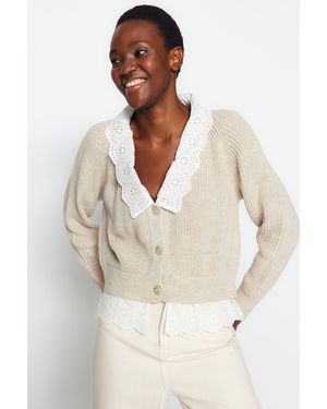 Trendyol Strickjacke Mit V-Ausschnitt Und Steinkragen – Garni Detailliert Für Damen - Weiß