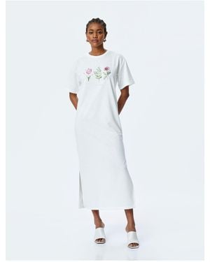 Koton Kurzärmliges, Bedrucktes, Langes T-Shirt-Kleid Mit Schlitzdetail Und Rundhalsausschnitt Für Damen - Weiß