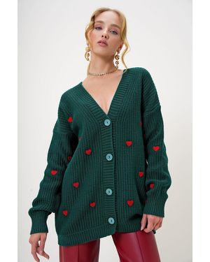 Trend Alaçatı Stili Dunkelgrüne Midi-Strickjacke Mit V-Ausschnitt Und Herz-Stickerei Für Damen
