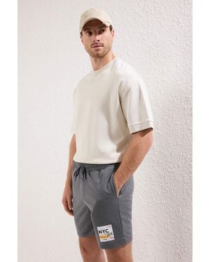 Trendyol Anthrazitfarbene, Normal Geschnittene, Durchschnittlich Große Shorts Mit City-Print Für Herren - Grau