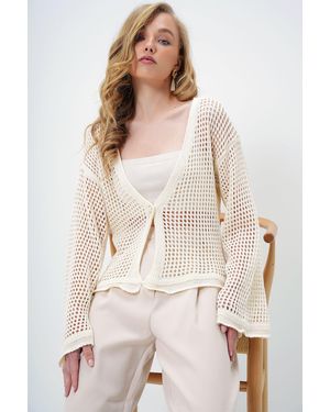 Trend Alaçatı Stili Cremefarbener Cardigan Mit V-Ausschnitt Und Perlenknöpfen Und Durchbrochenen Strickwaren Für Damen - Natur