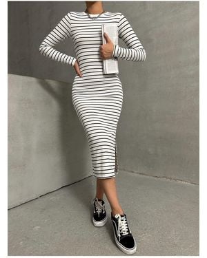 BEJNA Weißes Gestreiftes Stretch-Strickkleid – Lange Ärmel Und Schlitzdetail Für Damen
