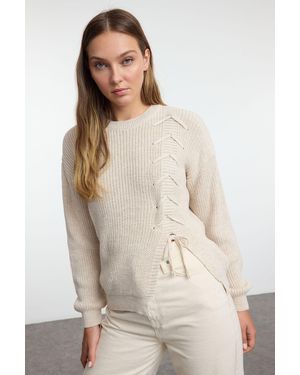 Trendyol Beiger Strickpullover Mit Rundhalsausschnitt Twoaw25Kz00350 Mit Schnürung Und Schlitzdetail Für Damen - Natur