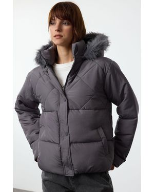 Trendyol Grauer, Normaler, Pelzfarbener, Detaillierter, Aufblasbarer Mantel Mit Kapuze Für Damen