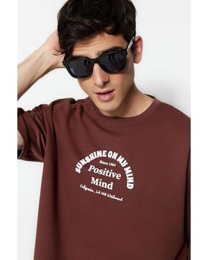 Trendyol Braunes Oversize-T-Shirt Mit Textaufdruck - Rot