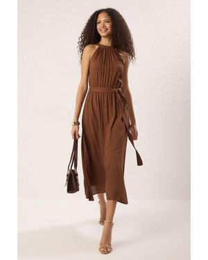 Trendyol Dunkelbraunes Midikleid Mit Gürtel Und Gerader Taille Und Elastischem Bund Für Damen - Natur