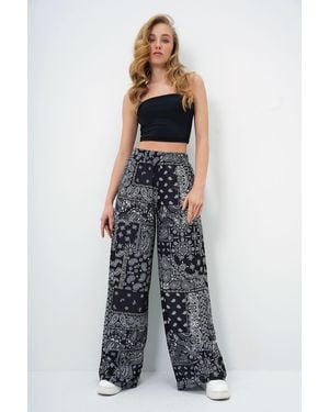 Trend Alaçatı Stili Weiße Gemusterte Hose Mit Weitem Bein Und Elastischem Bund Für Damen - Schwarz