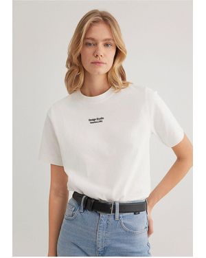 Mavi Design Studio Bedrucktes Weißes T-Shirt Mit Normaler Passform -70057 Für Damen