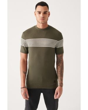 AVVA Khakifarbenes Trikot-T-Shirt Mit Rundhalsausschnitt Und Ärmellinie, Detailliertes Strick-T-Shirt A31Y5116 Für Herren - Grün