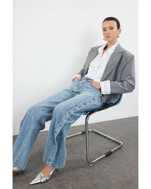 Trendyol – Mehr Haltbare Jeans Mit Weitem Bein Und Hoher Taille Und Accessoire-Detail Für Damen - Grau