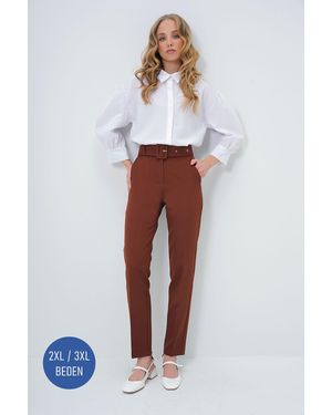 Trend Alaçatı Stili Braune Hose Mit Plissiertem Gürtel – Doppeltaschen, Gerade Passform Für Damen - Weiß