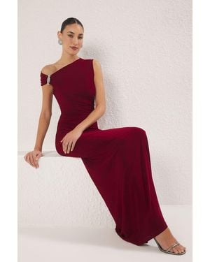Trendyol Burgunderrotes, Am Körper Sitzendes, Gewebtes Abendkleid Mit Steinaccessoires Für Damen