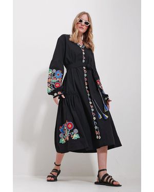Trend Alaçatı Stili Schwarzes, Gewebtes Kleid Mit V-Ausschnitt, Stickerei Und Futter Für Damen - Blau