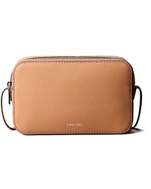 Calvin Klein Borsa A Tracolla Stile Macchina Fotografica Con Logo - Marrone