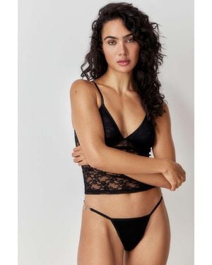 Out From Under Chloe butterfly charm g-string - Schwarz