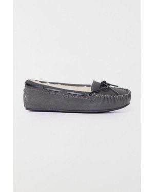 Minnetonka Cally Faux Fur Suede Moccasin Slipper - Gray