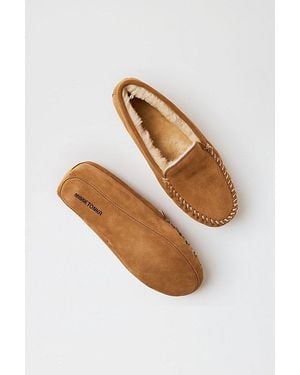Minnetonka Suede Sheepskin Lined Softsole Venetian Slippers - White