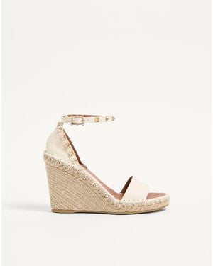 Valentino Garavani Double Rockstud Grainy Calfskin Wedge Sandal 105 Mm - Natural