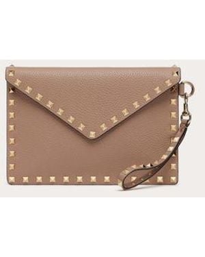 Valentino Garavani Pochette Rockstud En Veau Grainé Femme - Neutre