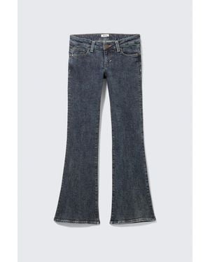 Monki Low Rise Curve Yoke Flared Jeans - Blue