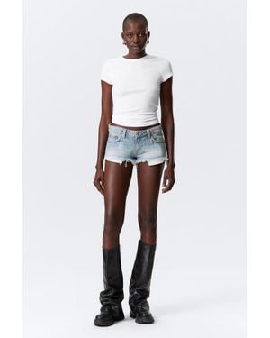 Weekday Ausgefranste Denim-Hotpants Mit Niedrigem Bund - Weiß