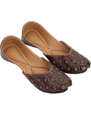Pode Dhara — Hand-Embroidered Leather Flat Shoes - Brown