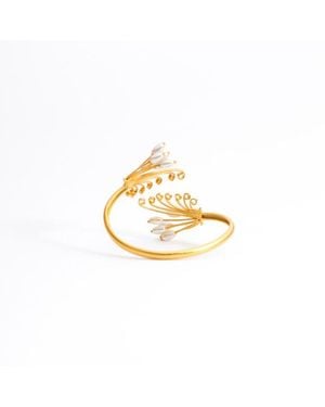 Meraki by Rashmi Bajaj Blume De Perla Plated Pearl Bracelet With Lustrous Pearls Bloom - Metallic