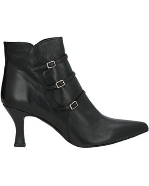 Ovyè Ankle Boots - Black