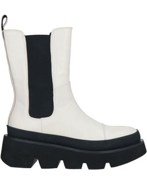Emanuélle Vee Ankle Boots - White