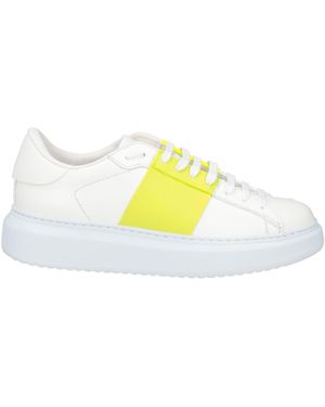 Thousand Trainers - Yellow