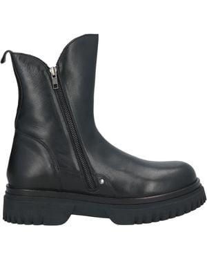 Emanuélle Vee Ankle Boots - Black