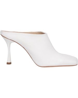 STUDIO AMELIA Mules & Clogs - White