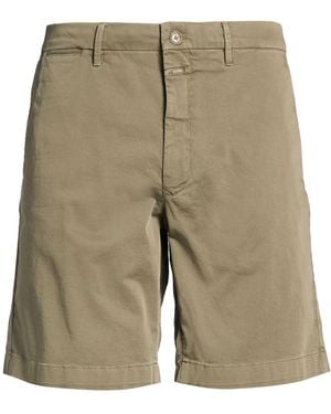 Closed Shorts & Bermuda Shorts - Green