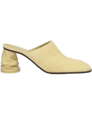 McQueen Mules & Zuecos - Neutro