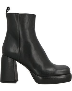 Ovyè Tan Ankle Boots Calfskin - Black